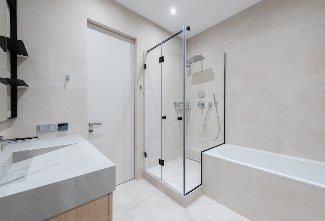 Corner shower door 