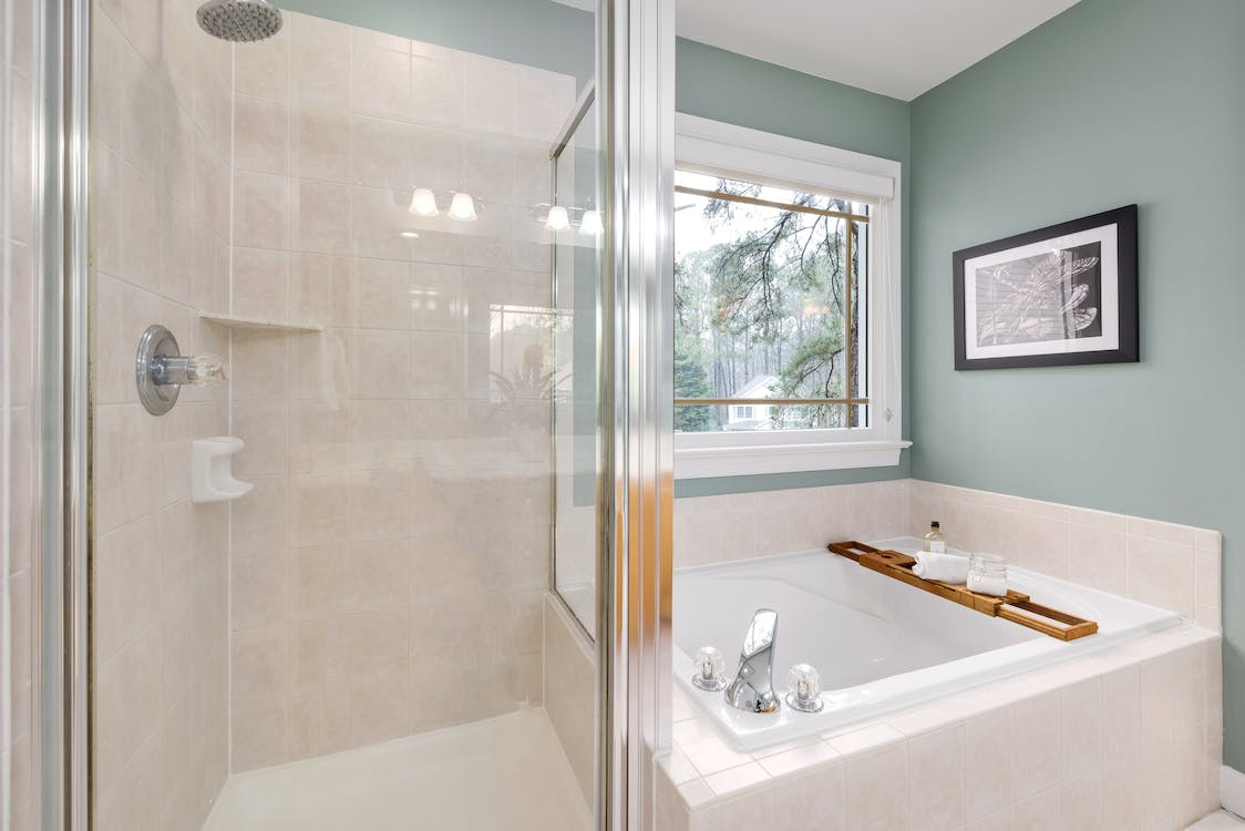 Metal framing of a shower enclosure