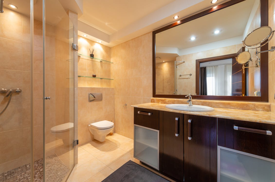 Neo-angle shower door 